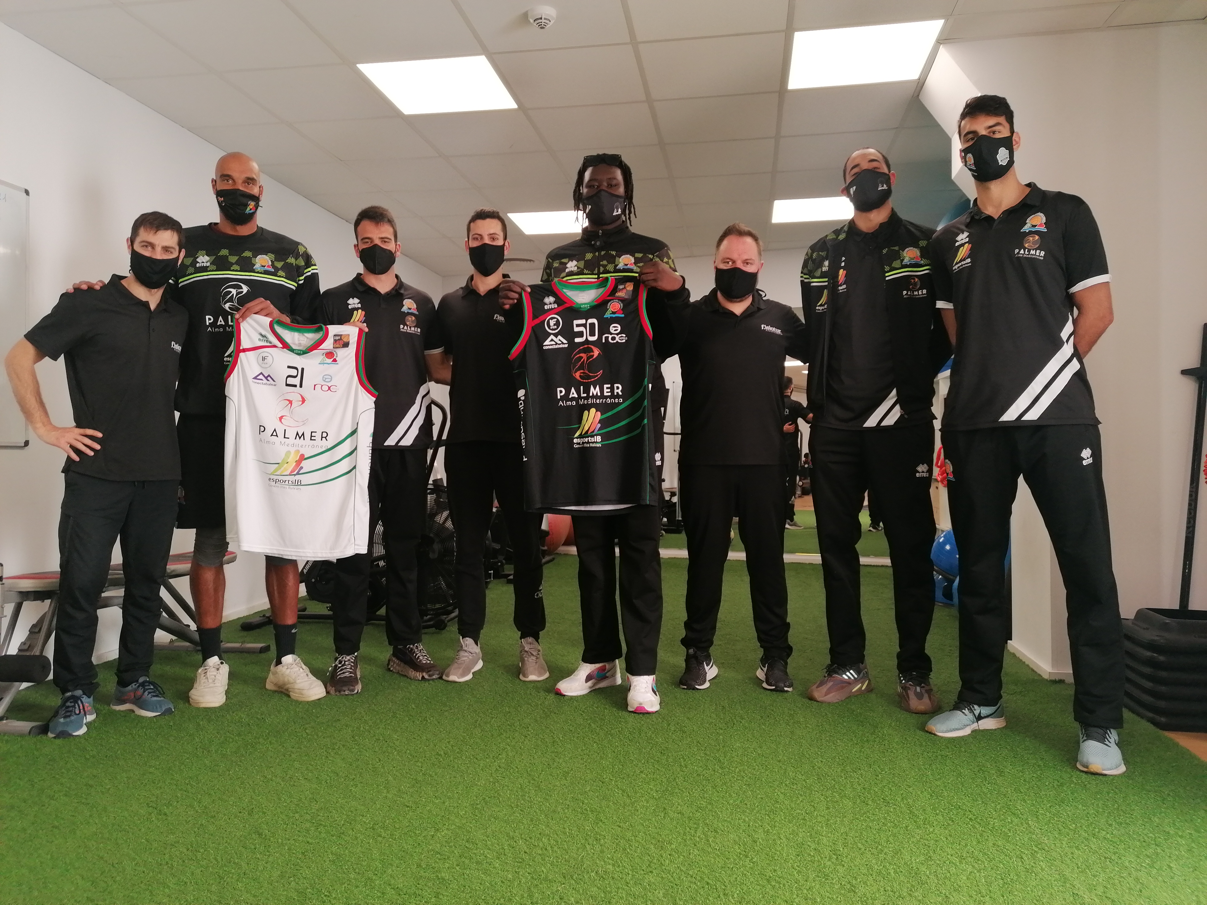 Raffington Pol Figueras Jawara Ronnie Harrell y Jacobo Daz junto a los profesionales de Fisiotur