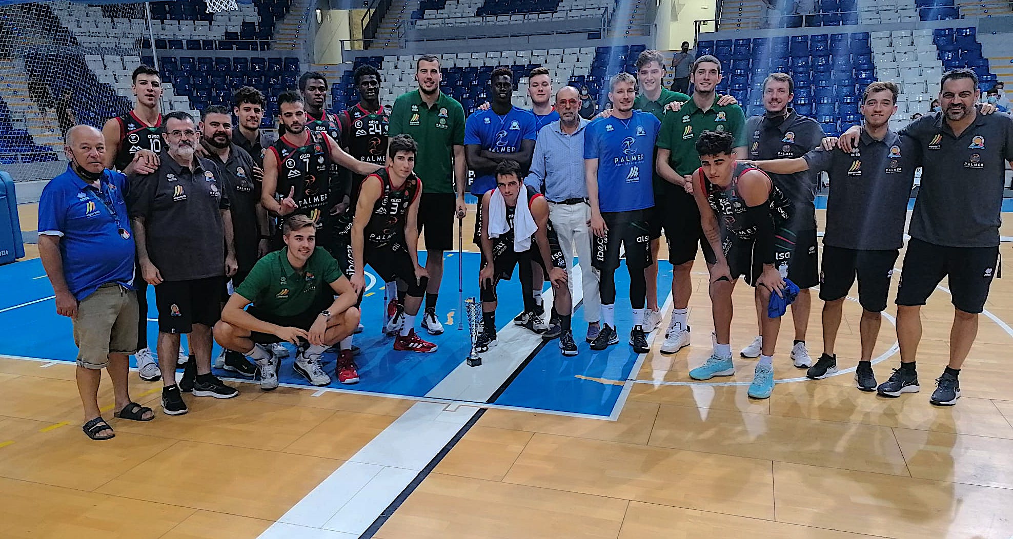 El Palmer Alma Mediterrnea Palma posando junto a Milan Suskavcevic tras ganar el Ciutat de Palma