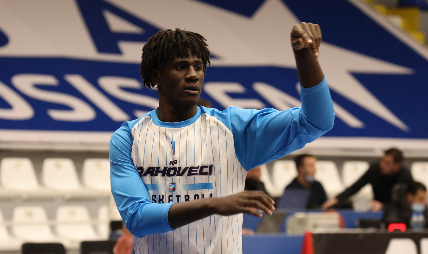 Amadi Ikpeze antes de un partido con el Rahoveci