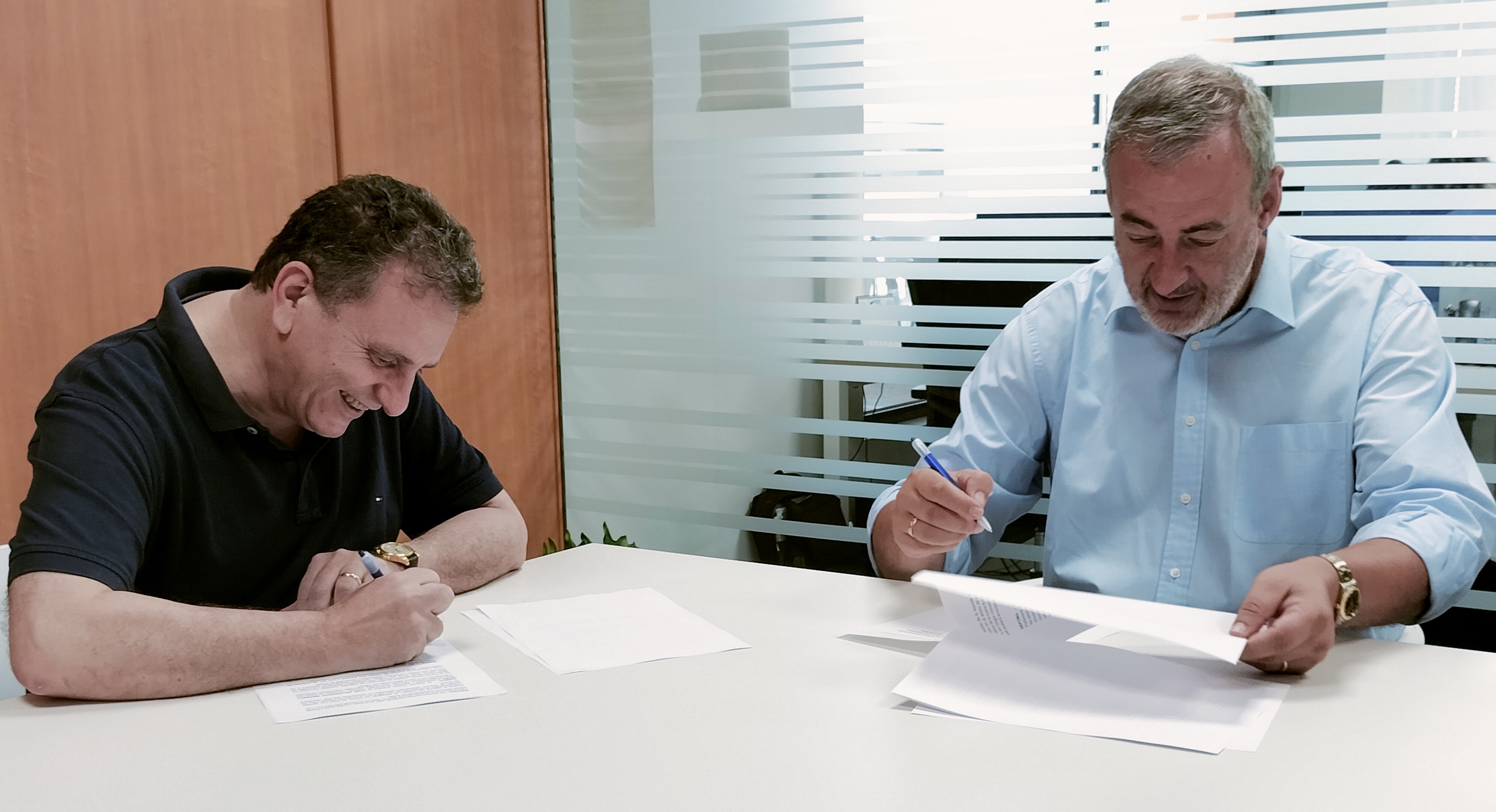 Francisco Alcalde CEO de Fibwi y Guillermo Boscana firmando el acuerdo
