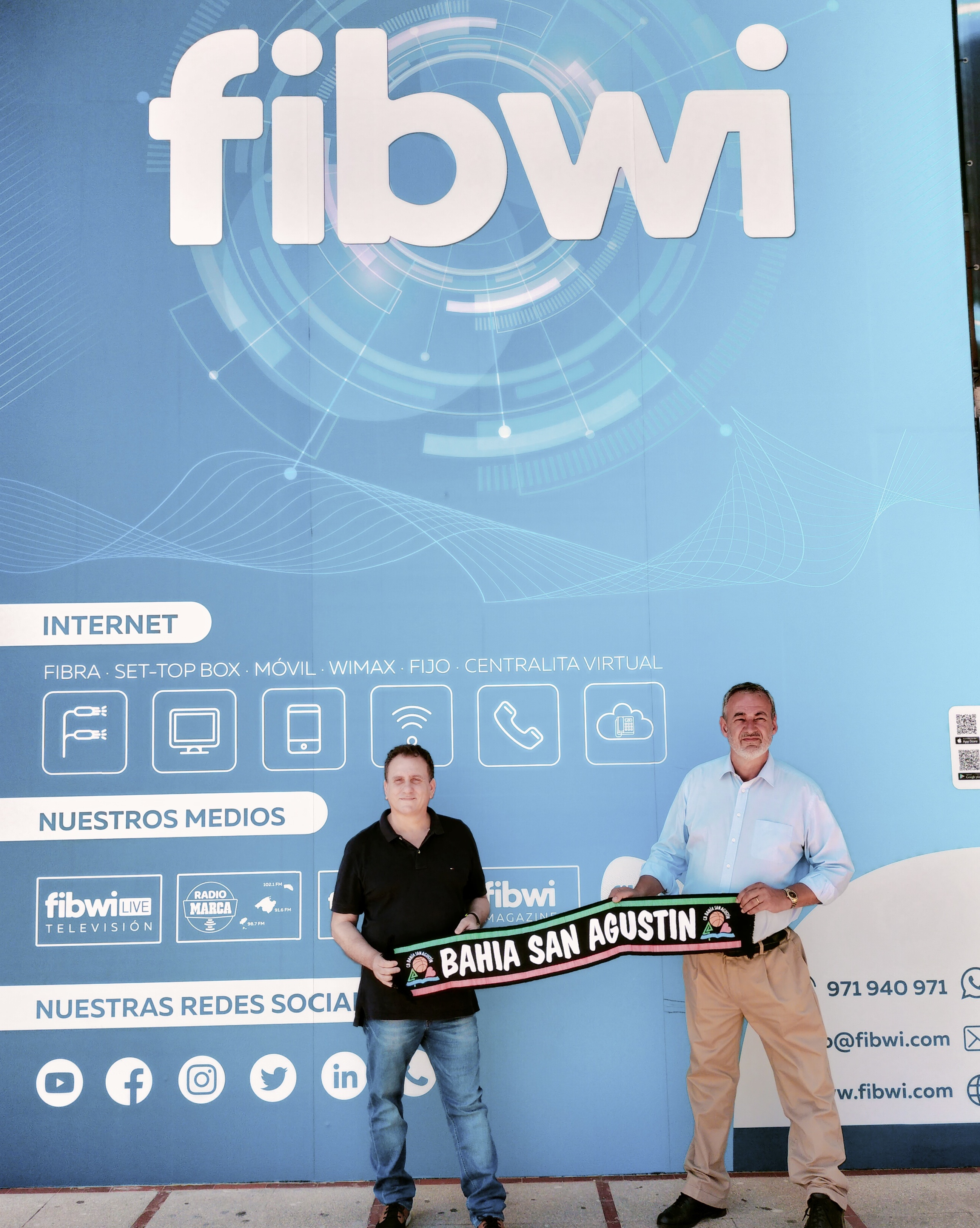 Francisco Alcalde y Guillermo Boscana posando en el exterior de la sede de Fibwi en Palma