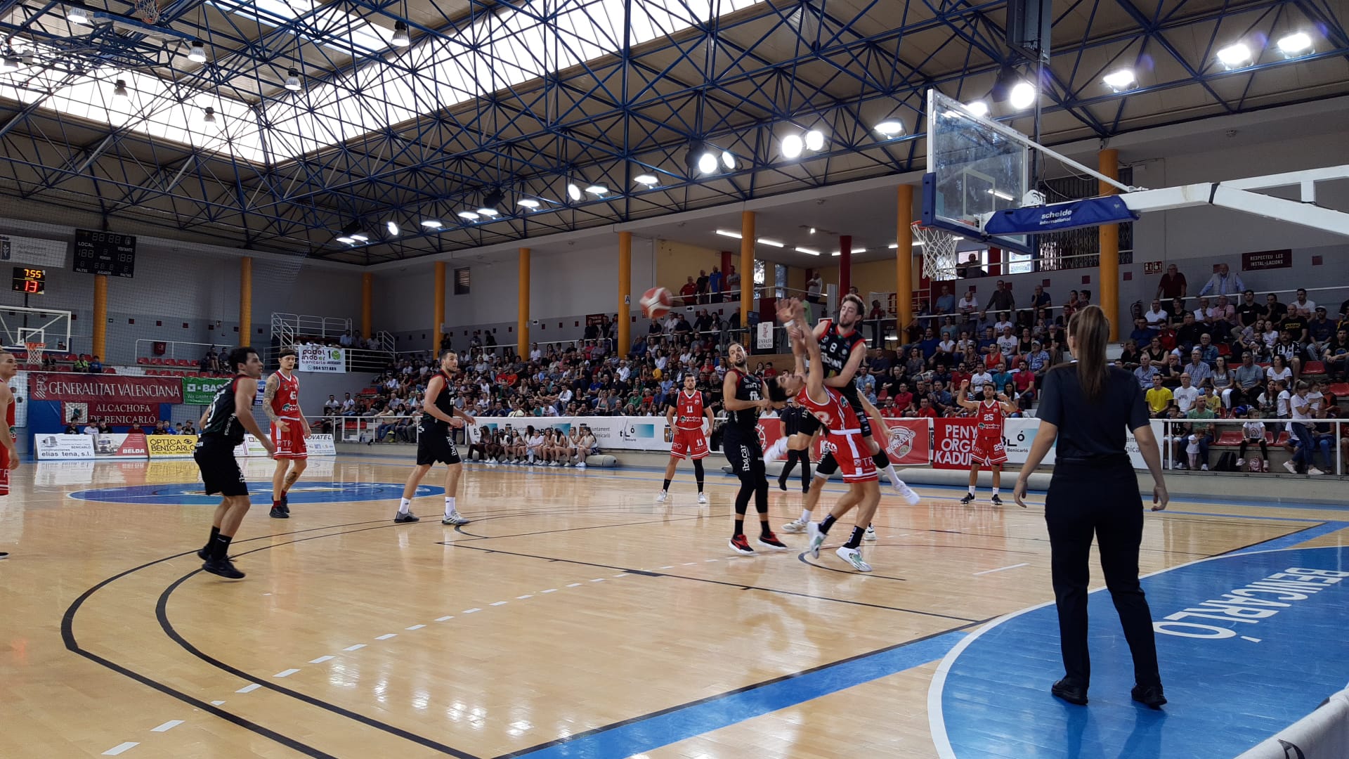 Un instante del partido en Benicarl