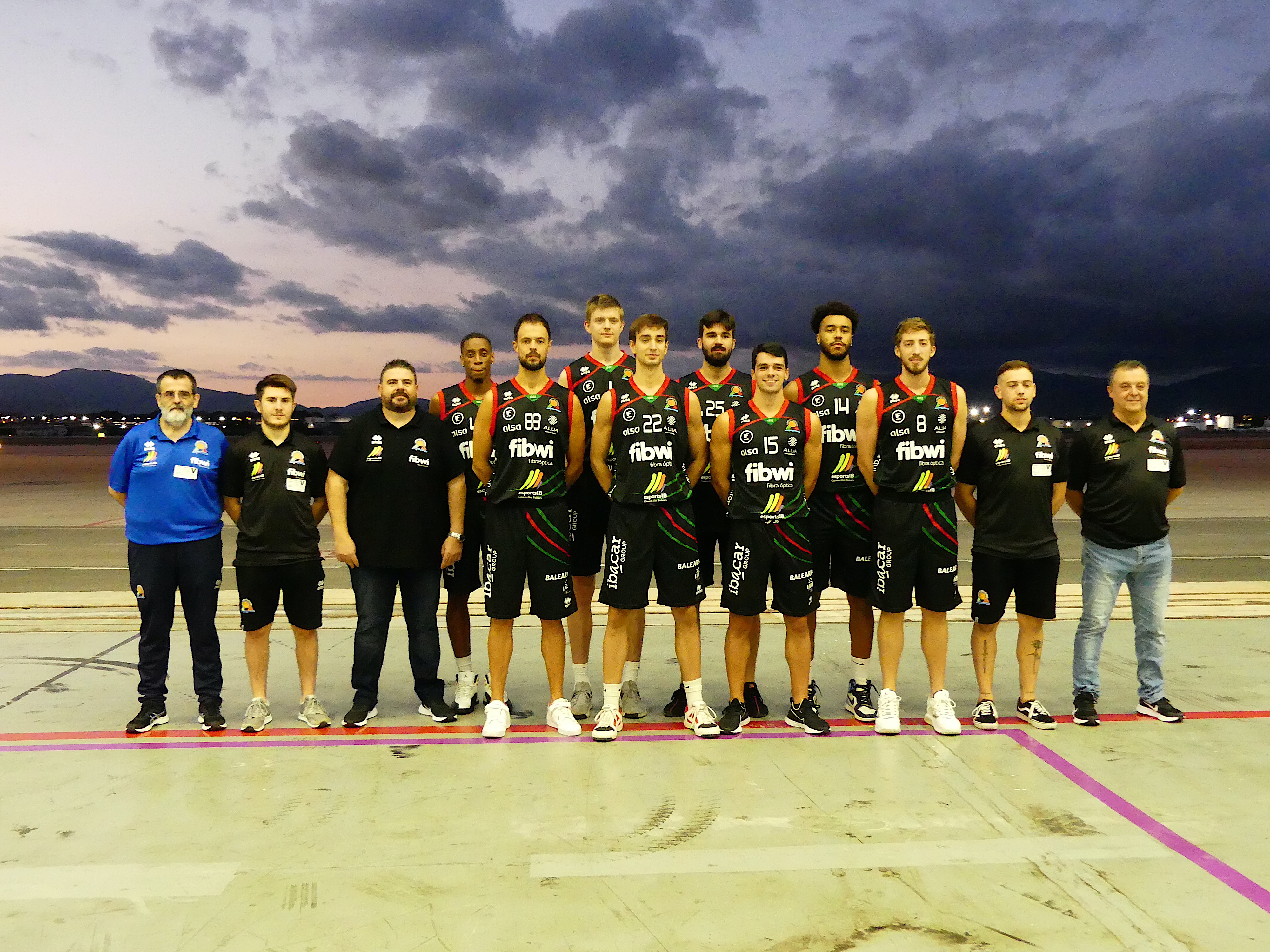 La plantilla del Fibwi Palma posando en el exterior del hangar de Air Europa