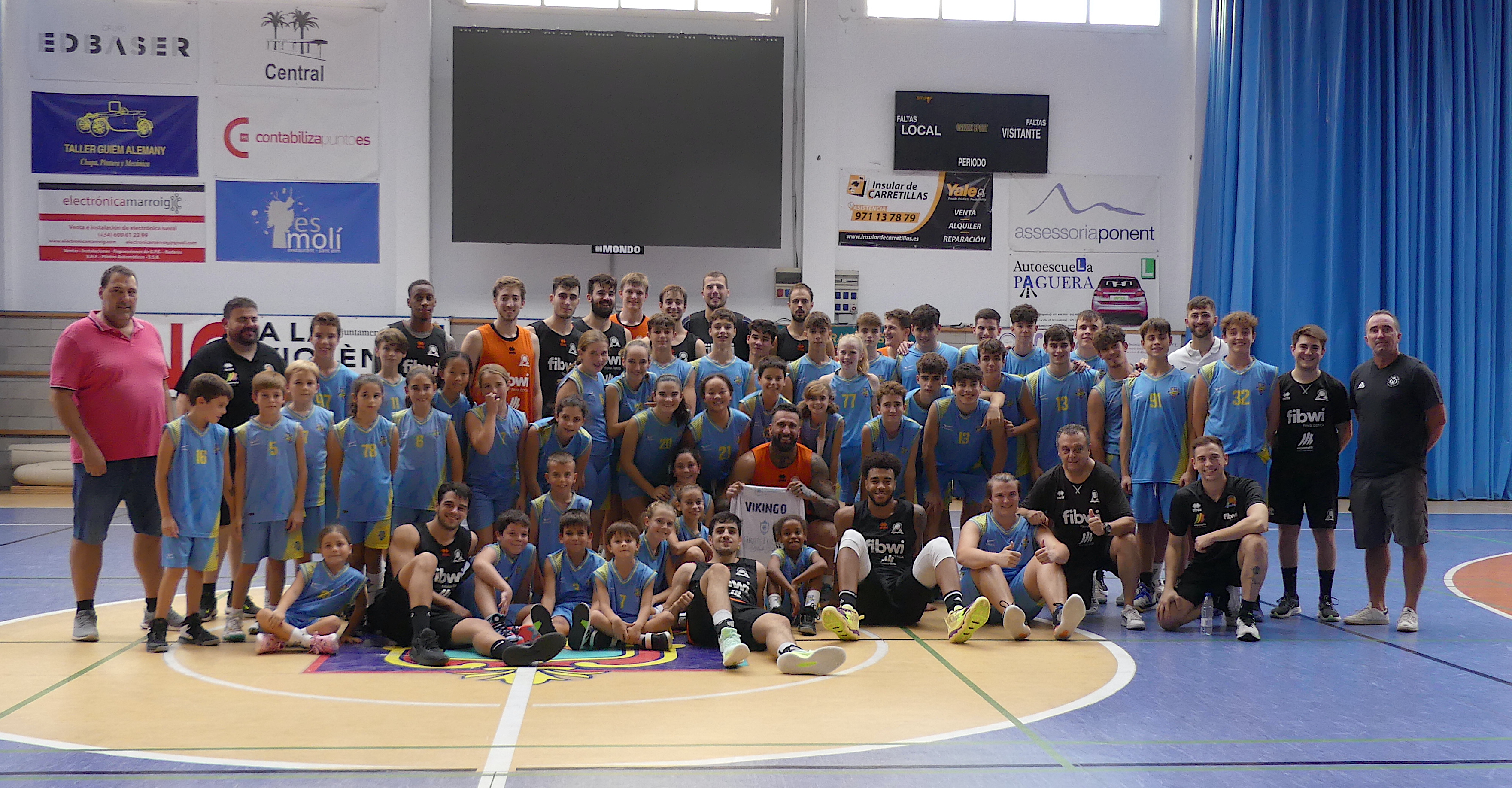 Foto de grupo de la visita al CB Andratx