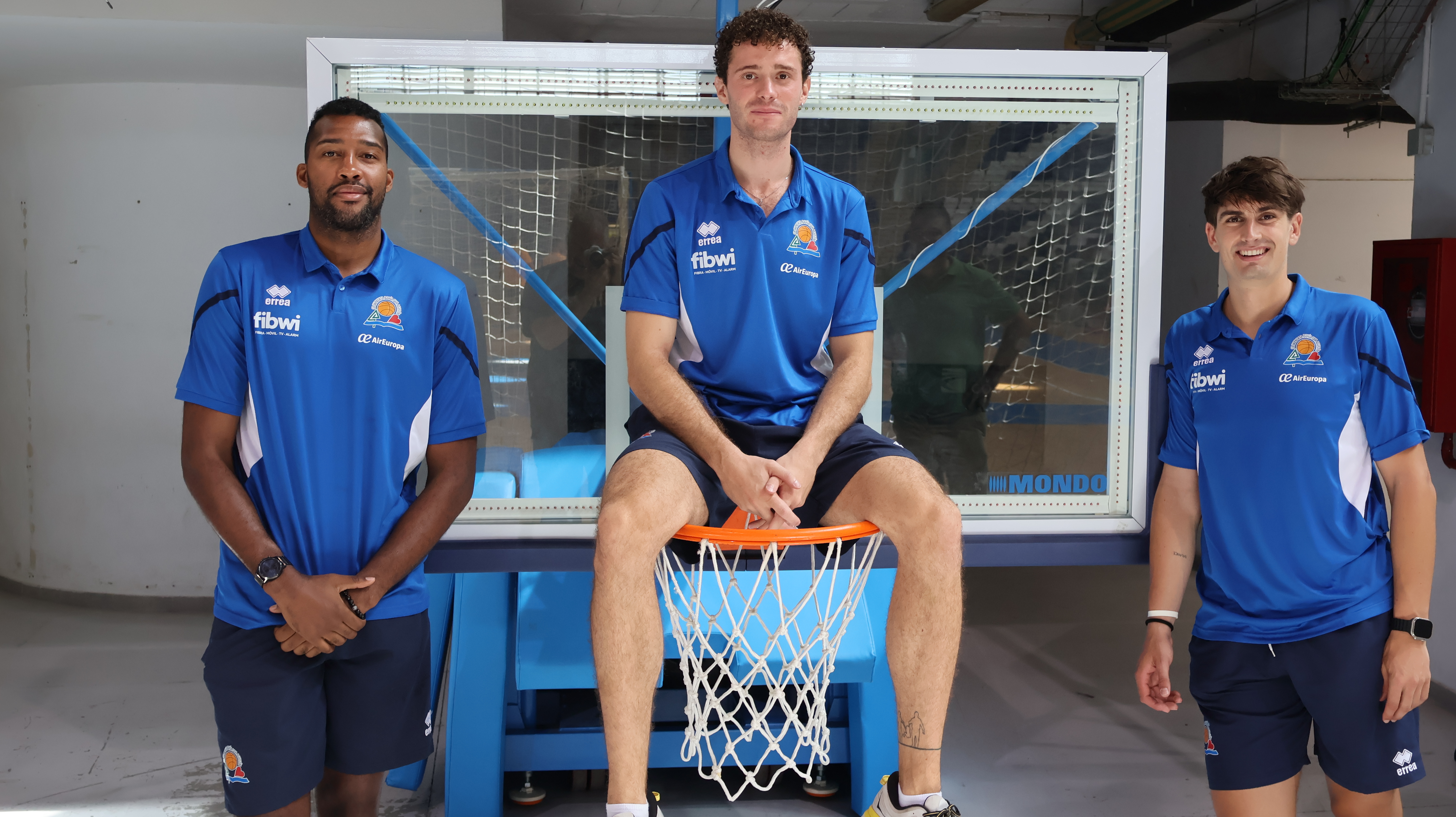 Jone Pedro Pau Tendero y Xabi Beraza posand al lado de una canasta en Son Moix
