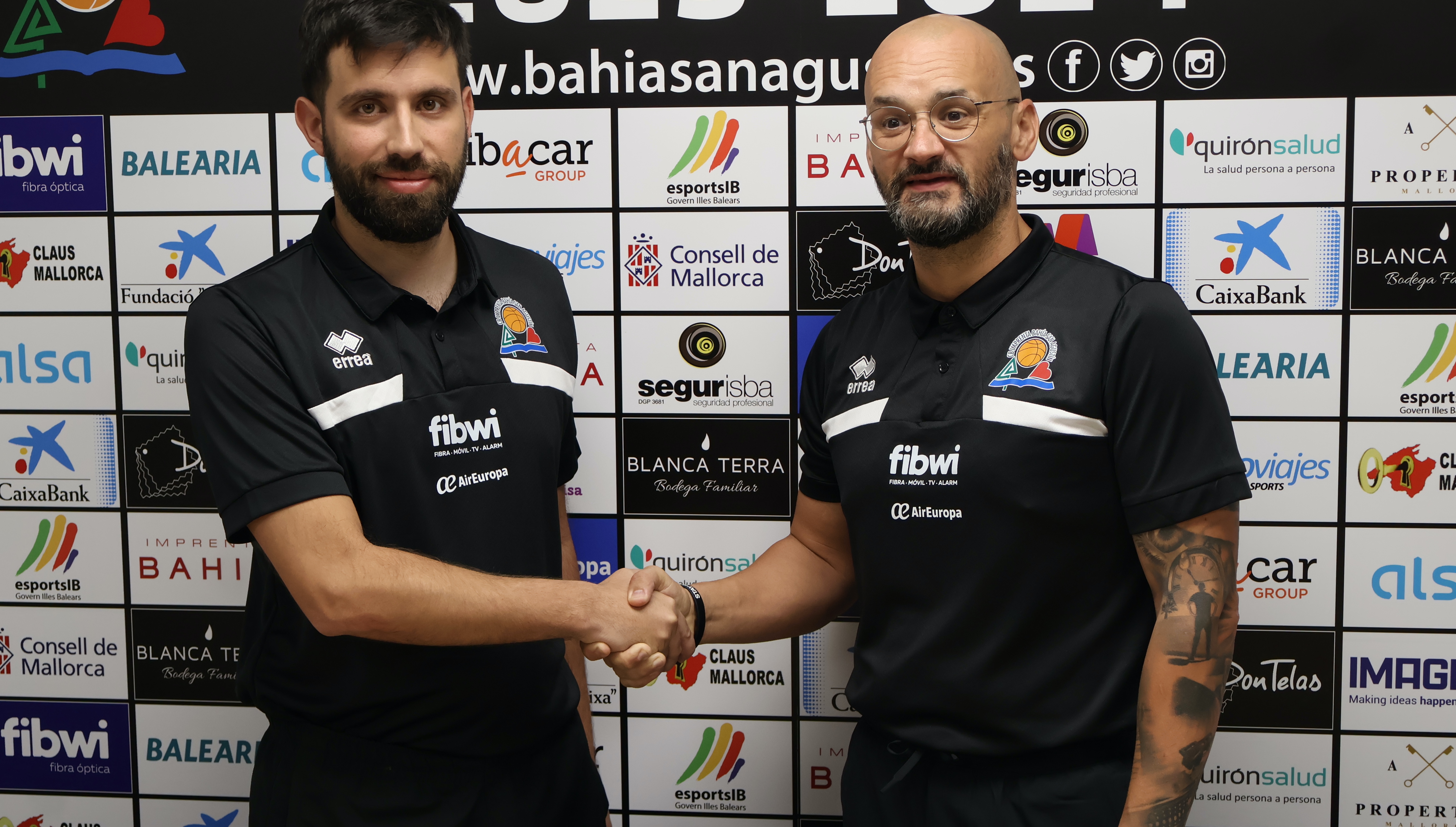 Pablo Cano y Mart Vives estrechan sus manos tras la rueda de prensa