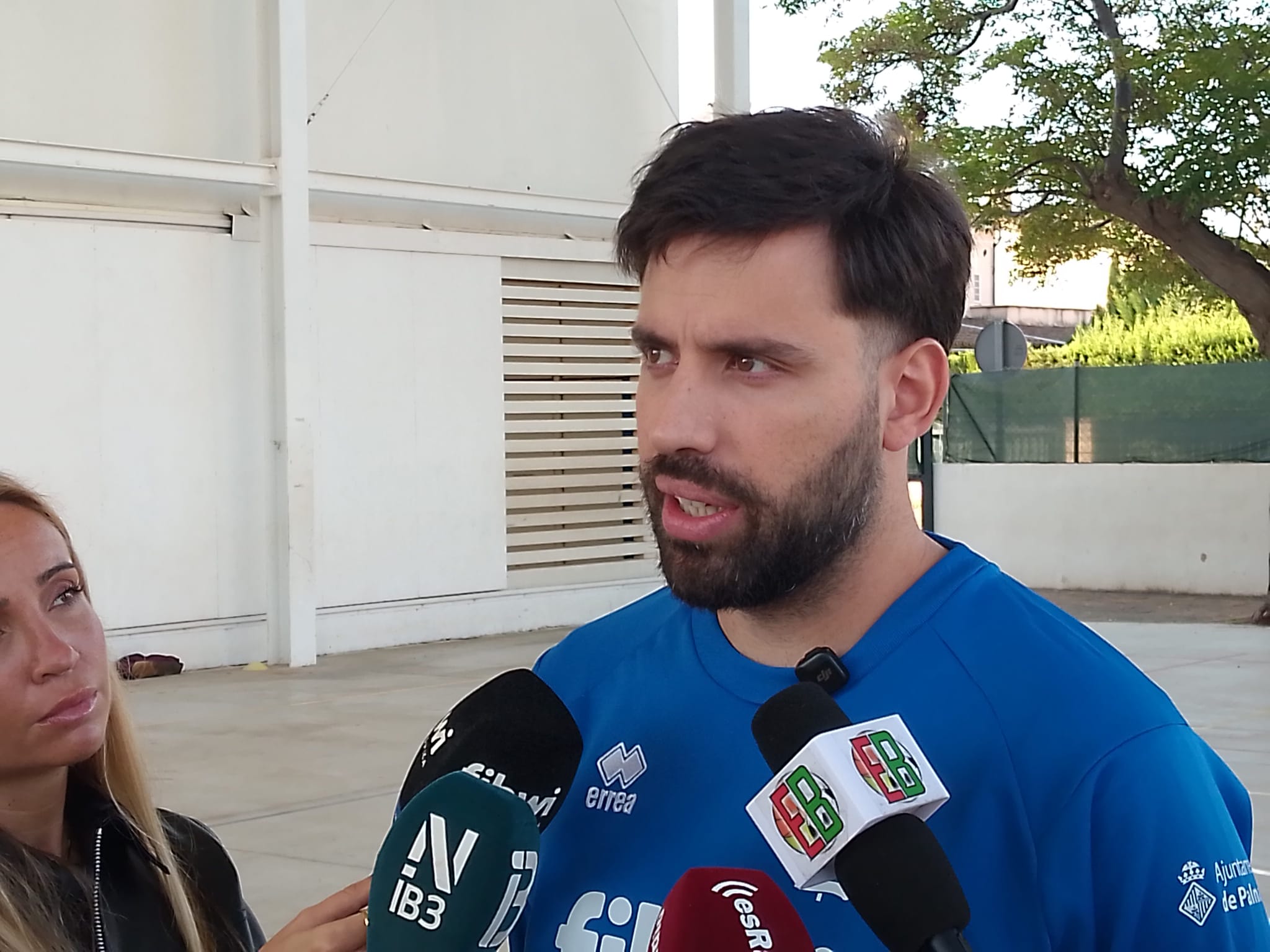 Pablo Cano atendiendo hoy a los medios